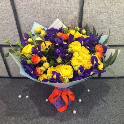Роскошный букет из синих ирисов и кустовых роз с зеленью – гармония контрастов Багратионовск Калининградская область