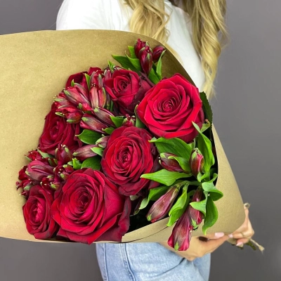 Букет «Страсть» – гармония красных роз и нежных альстромерий Багратионовск Калининградская область