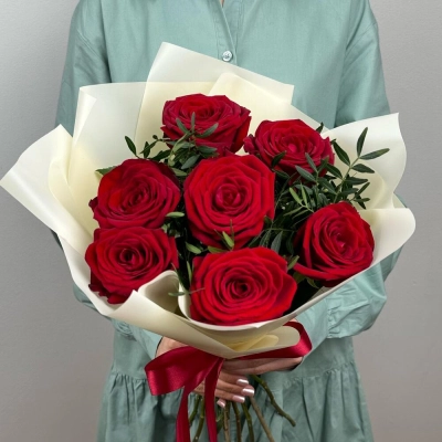 Букет «Гранатовый» из красных роз в роскошной упаковке Багратионовск Калининградская область