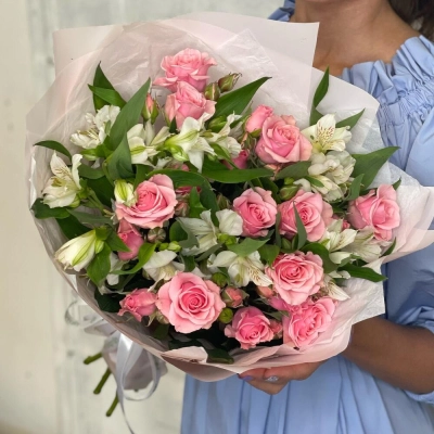 Букет «Розовый фламинго» – нежность розовых кустовых роз и белых альстромерий Багратионовск Калининградская область
