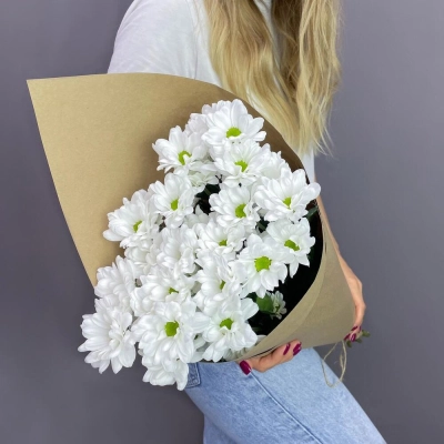 Букет из 5 белых хризантем в крафте – лаконичная элегантность Багратионовск Калининградская область