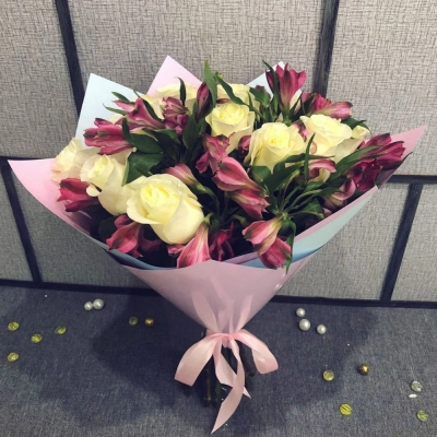 Нежный букет из белых роз и розовых альстромерий – гармония чистоты и нежности Багратионовск Калининградская область