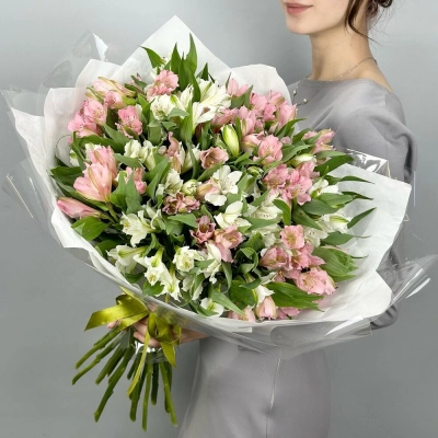 Букет «Гармония» – нежное сочетание белых и розовых альстромерий Багратионовск Калининградская область