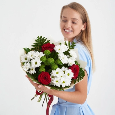 Букет «Настроение» – гармония красных эквадорских роз и нежных хризантем Багратионовск Калининградская область
