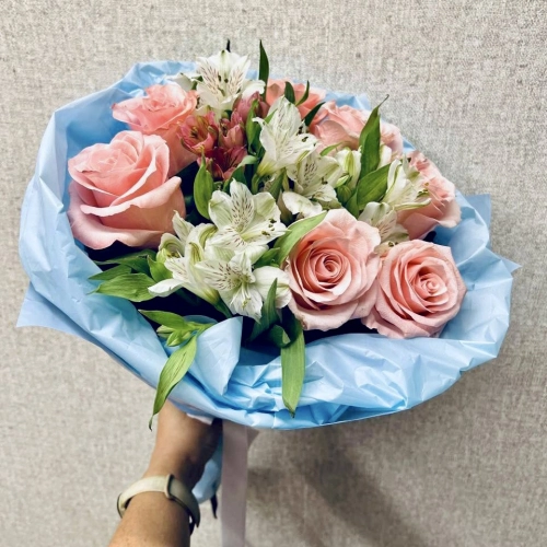 Букет «Фреш» – нежность розовых роз и белых альстромерий Багратионовск Калининградская область