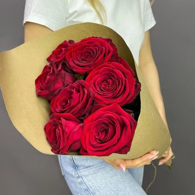 Букет из 7 красных роз в крафте – страсть в стильной упаковке Багратионовск Калининградская область