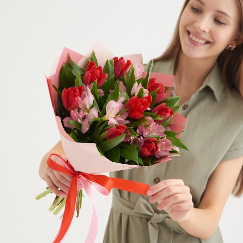 Букет «Первый поцелуй» красных тюльпанов и розовых альстромерий Багратионовск Калининградская область