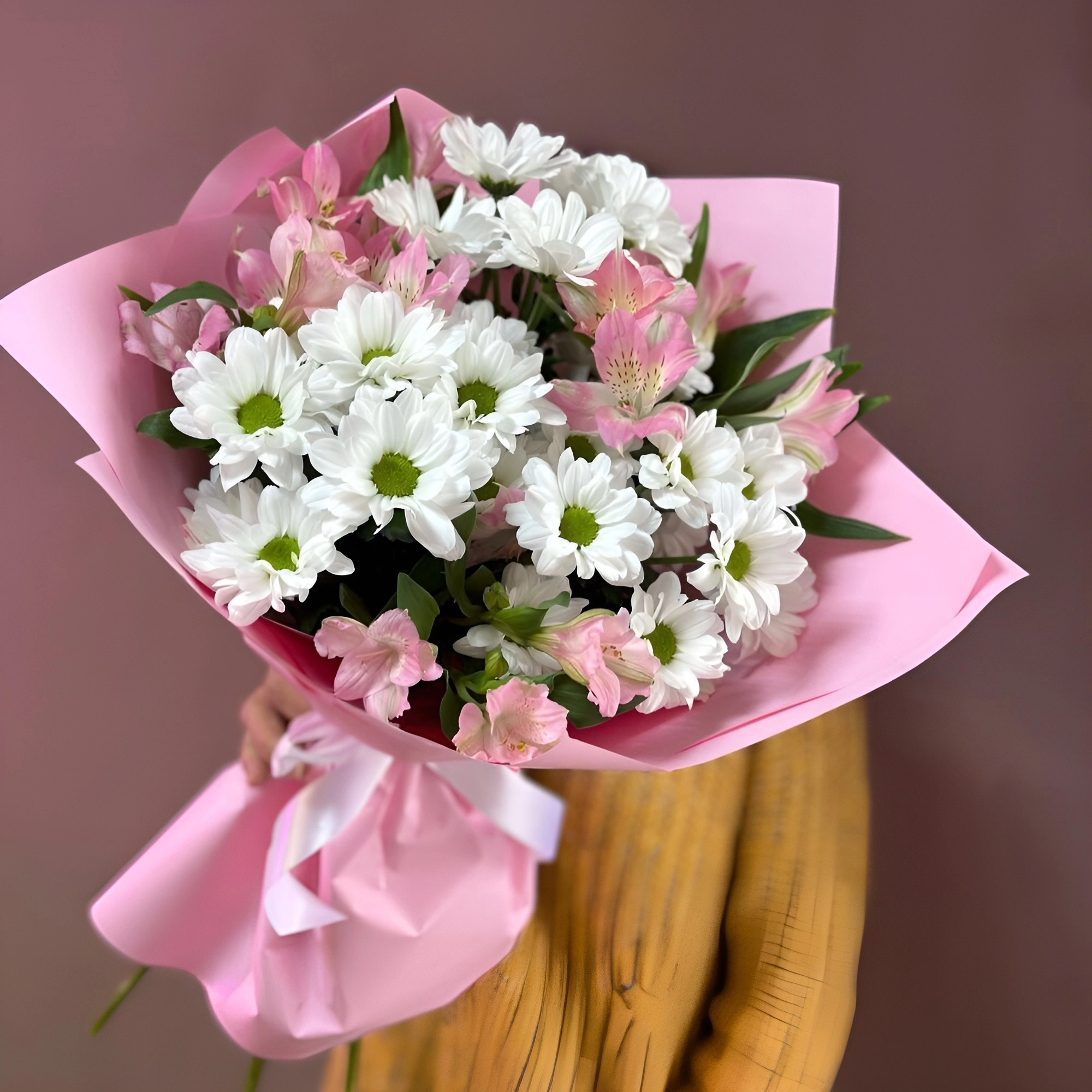 Букет «Поцелуй бабочки» нежность белых хризантем и розовых альстромерий Багратионовск Калининградская область
