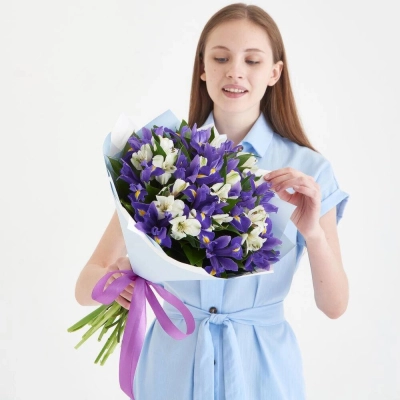 Букет «Вечернее дыхание»  – загадочная гармония синих ирисов и белых альстромерий Багратионовск Калининградская область