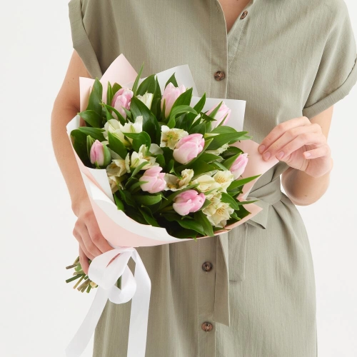 Букет «Первое свидание» розовых тюльпанов и белых альстромерий Багратионовск Калининградская область