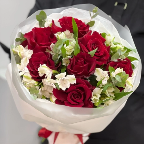 Букет «Любимой» – 7 эквадорских роз и белых альстромерий Багратионовск Калининградская область