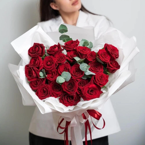 Роскошный букет из 25 красных роз с эвкалиптом – королевский подарок  Багратионовск Калининградская область