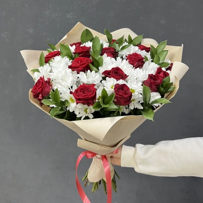 Букет «Романтика» — гармония красных роз и белоснежных хризантем Багратионовск Калининградская область