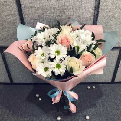 Букет из свежих роз и белых хризантем – гармония нежности и чистоты Багратионовск Калининградская область