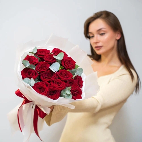 Элегантный букет из 15 красных роз с эвкалиптом – символ страсти и нежности Багратионовск Калининградская область