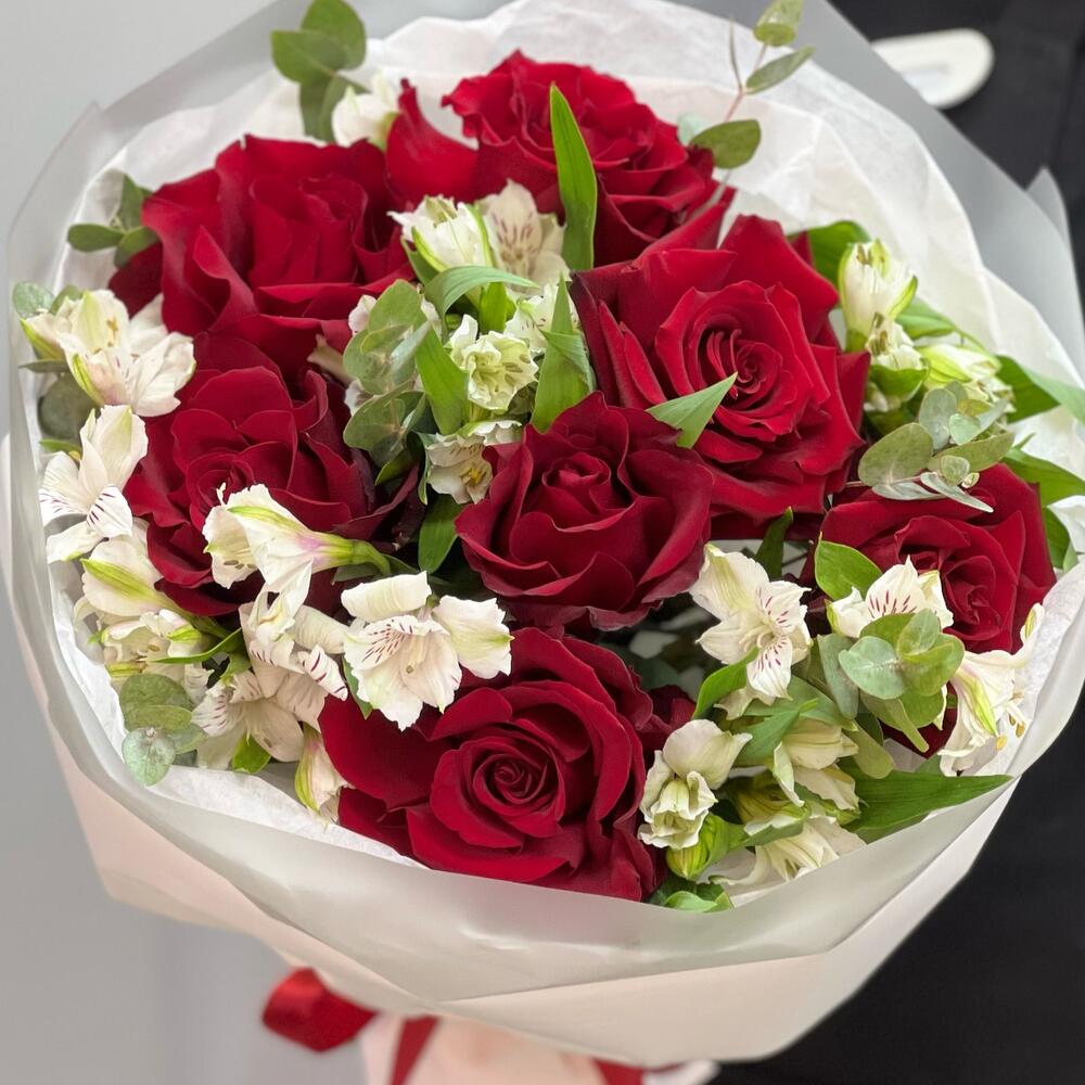 Букет «Любимой» – 7 эквадорских роз и белых альстромерий Багратионовск Калининградская область