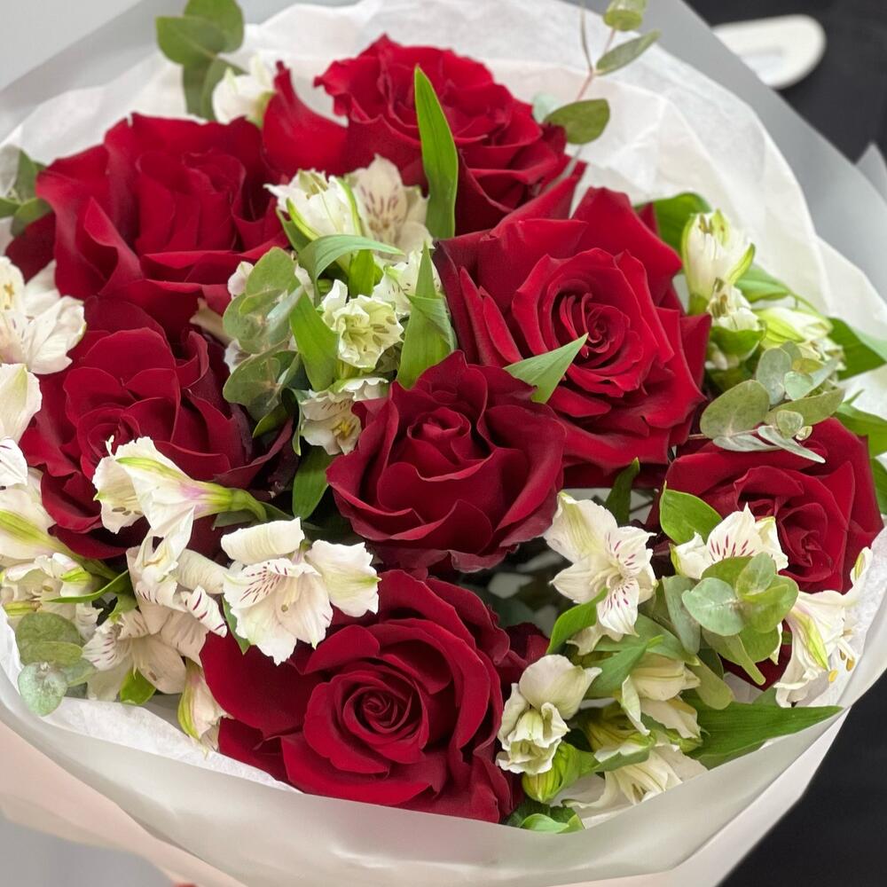 Букет «Любимой» – 7 эквадорских роз и белых альстромерий Багратионовск Калининградская область