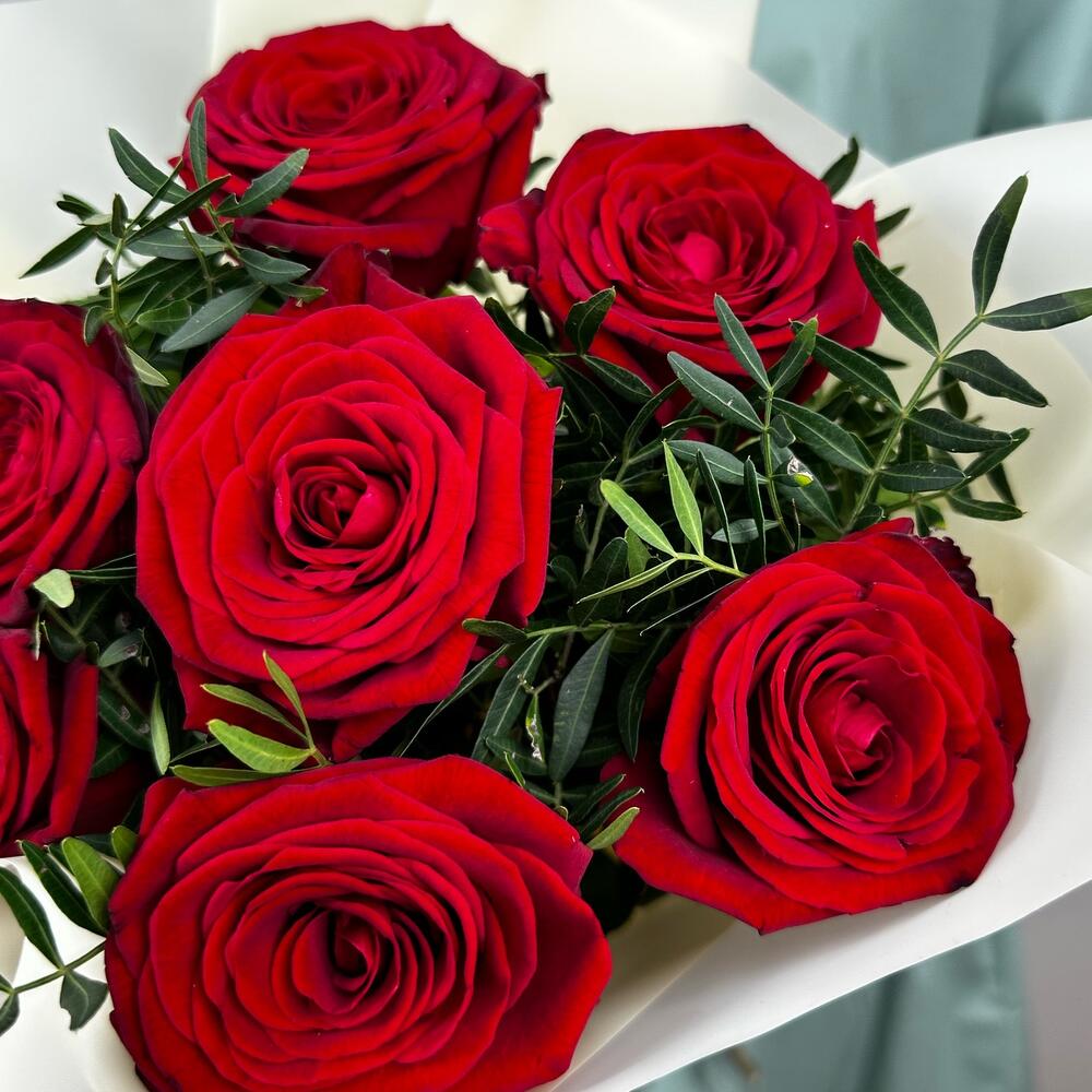 Букет «Гранатовый» из красных роз в роскошной упаковке Багратионовск Калининградская область