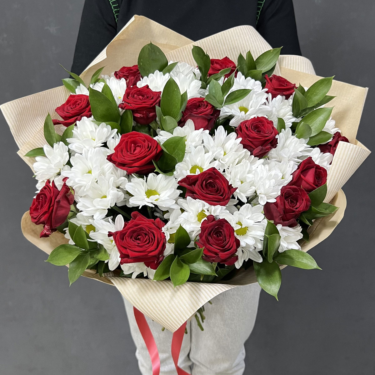 Букет «Романтика» — гармония красных роз и белоснежных хризантем Багратионовск Калининградская область