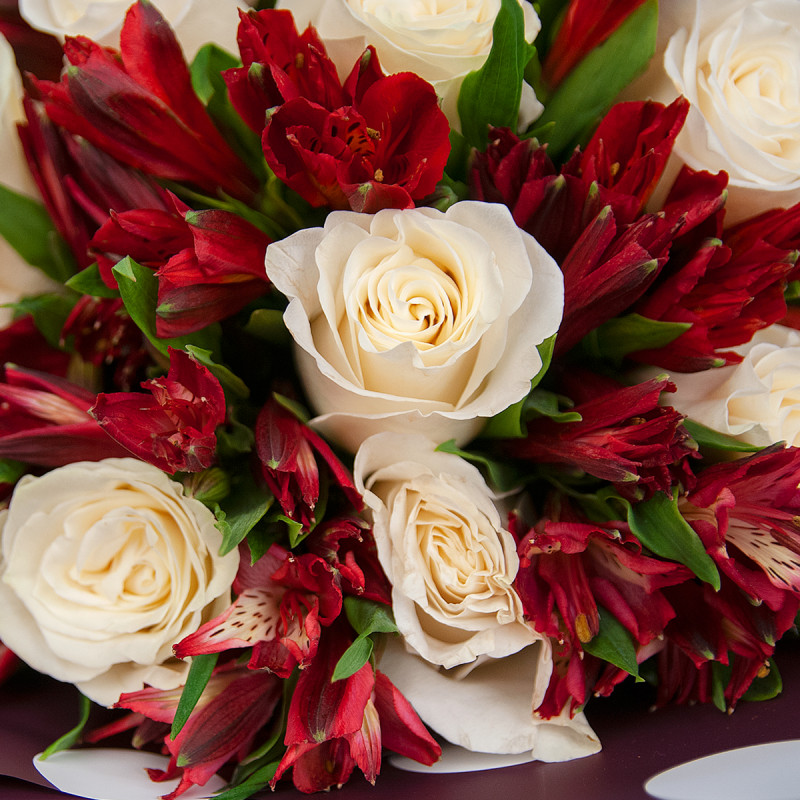 Букет из белых роз и красных альстромерий – гармония страсти и чистоты Багратионовск Калининградская область