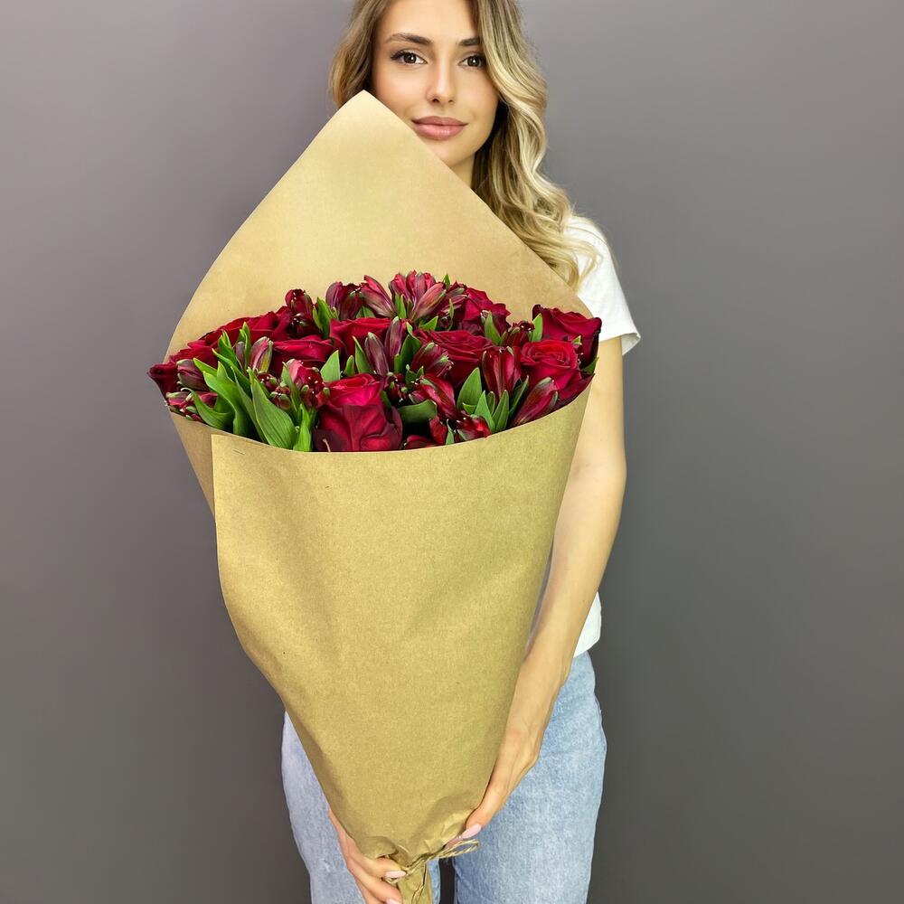 Букет «Стрелиция» – гармония из красных роз и белых альстромерий  Багратионовск Калининградская область