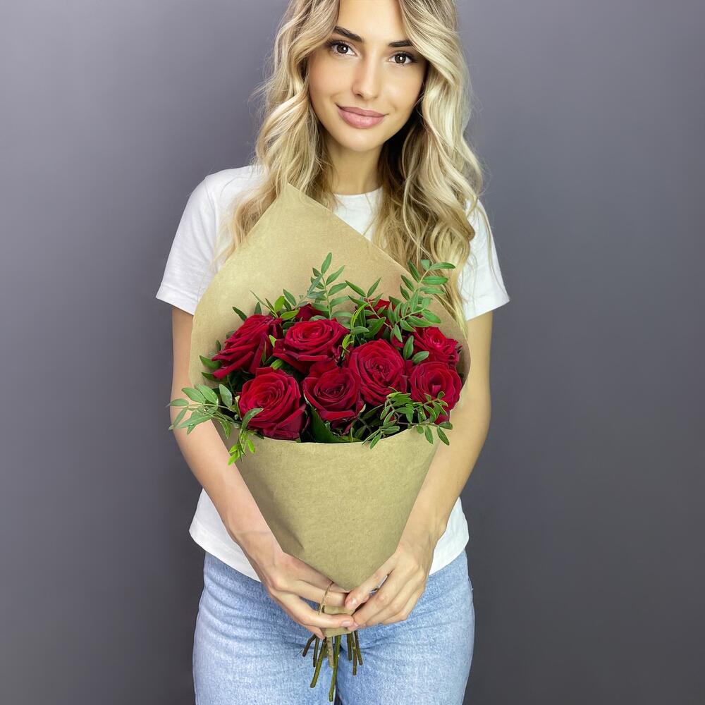 Букет из 9 красных роз с фисташкой – гармония страсти и свежести Багратионовск Калининградская область