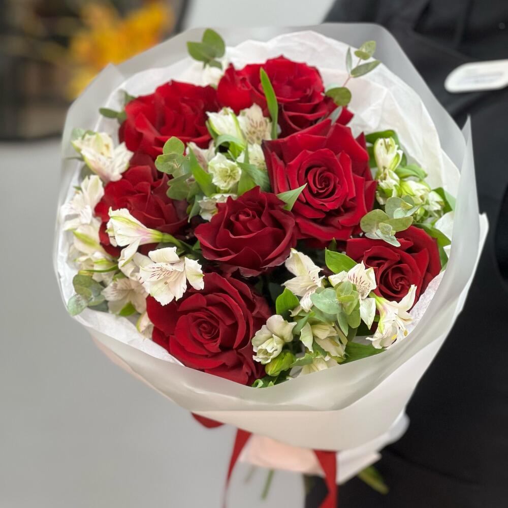 Букет «Любимой» – 7 эквадорских роз и белых альстромерий Багратионовск Калининградская область