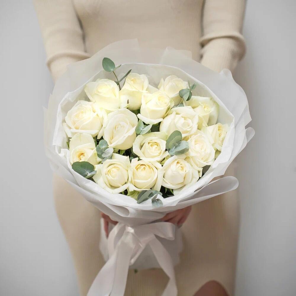Букет из 15 белых роз с эвкалиптом – чистота и изысканность Багратионовск Калининградская область