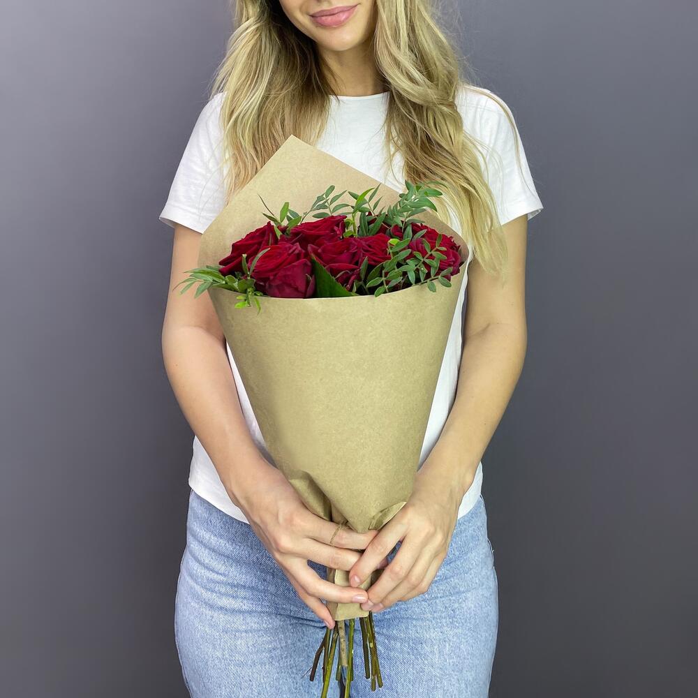 Букет из 9 красных роз с фисташкой – гармония страсти и свежести Багратионовск Калининградская область