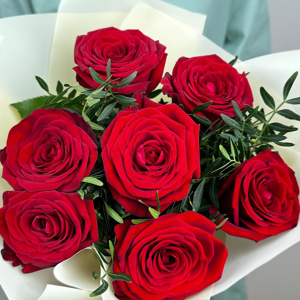 Букет «Гранатовый» из красных роз в роскошной упаковке Багратионовск Калининградская область