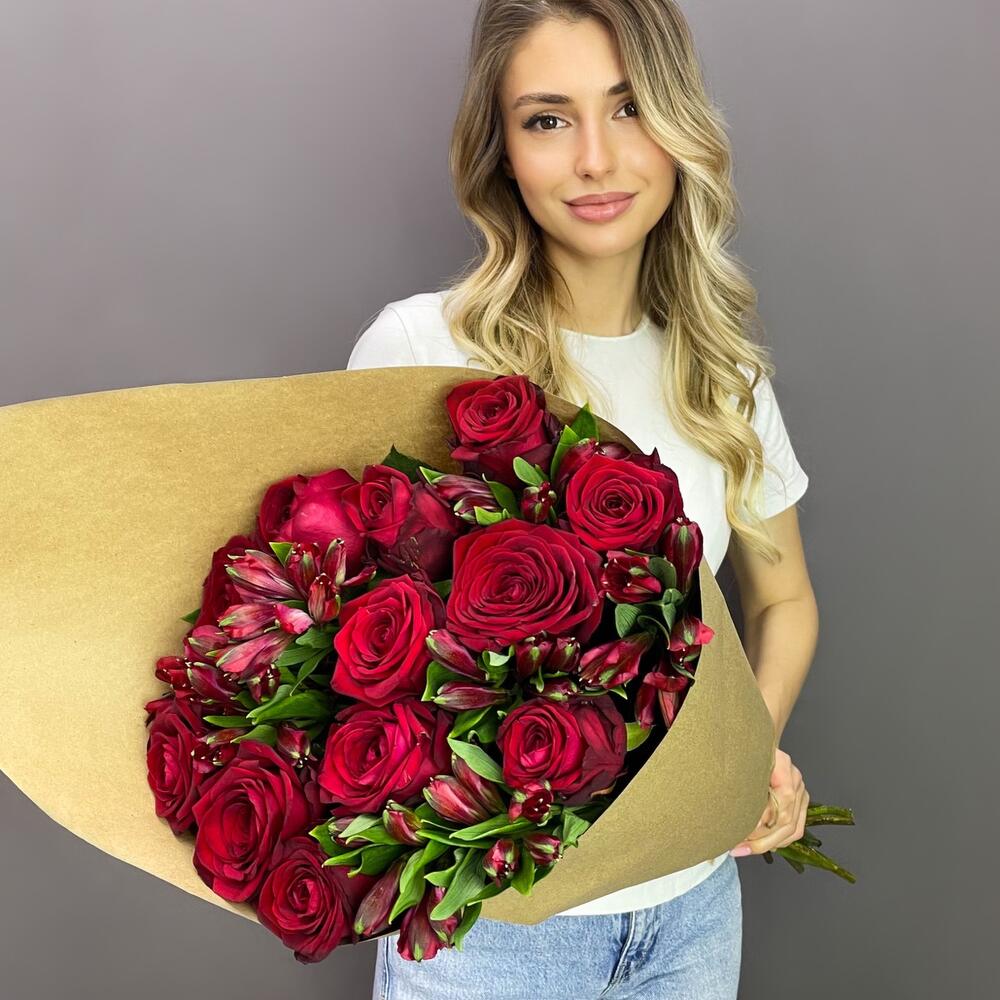 Букет «Стрелиция» – гармония из красных роз и белых альстромерий  Багратионовск Калининградская область