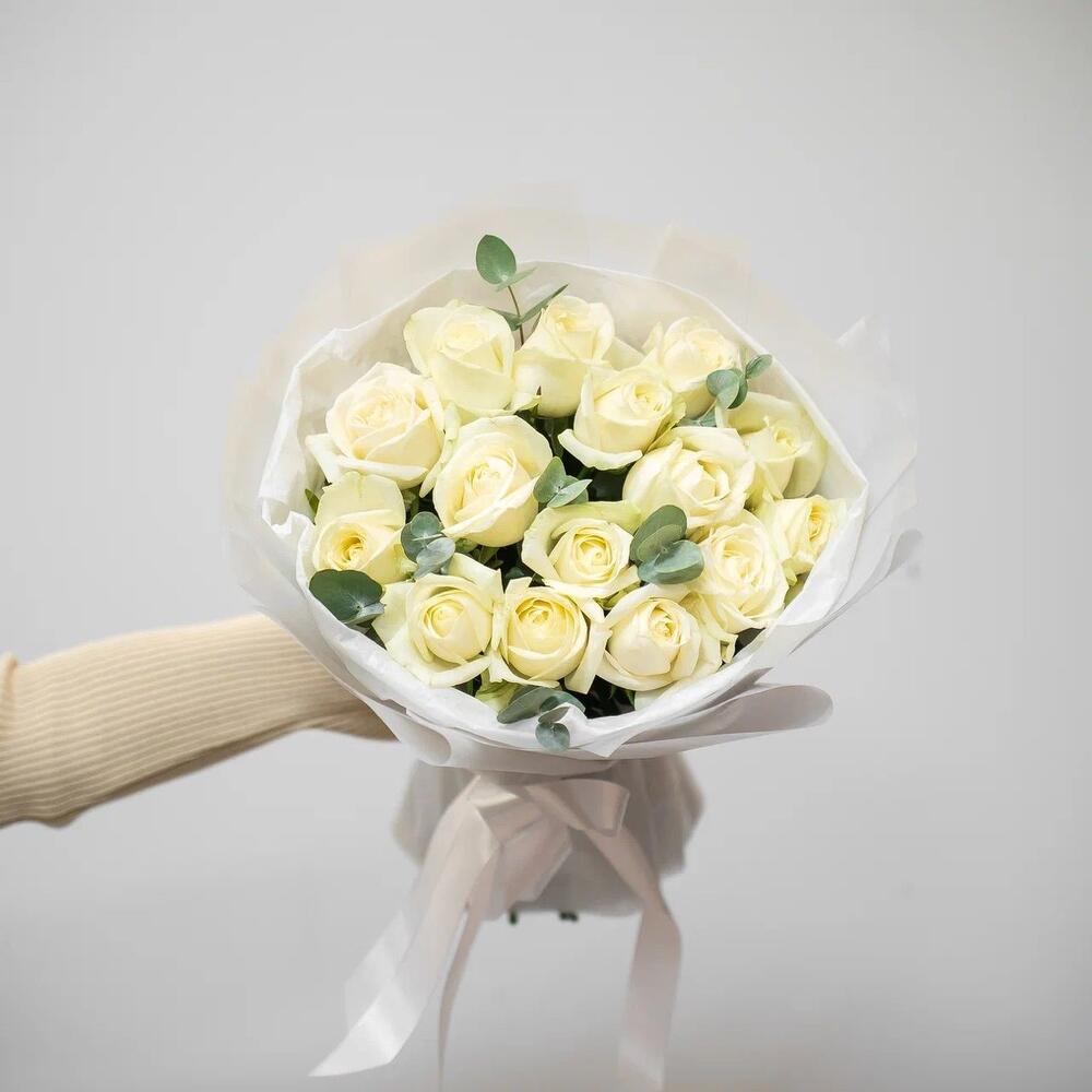 Букет из 15 белых роз с эвкалиптом – чистота и изысканность Багратионовск Калининградская область