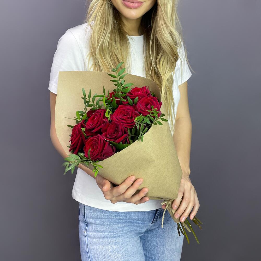 Букет из 9 красных роз с фисташкой – гармония страсти и свежести Багратионовск Калининградская область