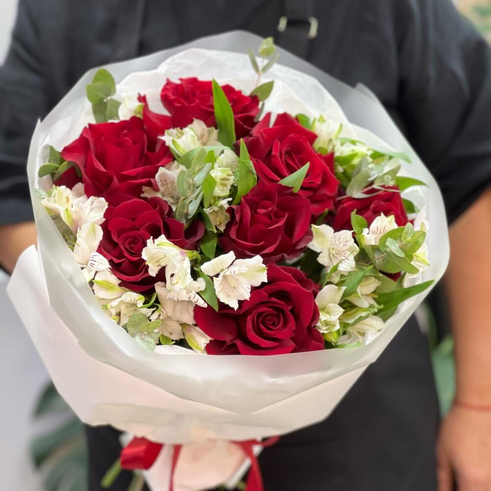 Букет «Любимой» – 7 эквадорских роз и белых альстромерий Багратионовск Калининградская область