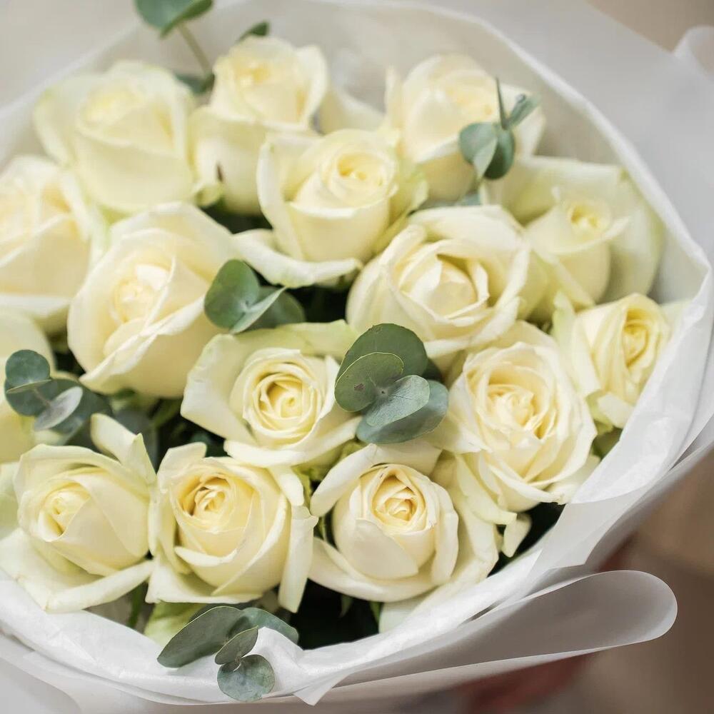 Букет из 15 белых роз с эвкалиптом – чистота и изысканность Багратионовск Калининградская область