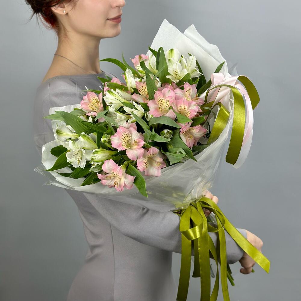 Букет «Нежность» – трогательное сочетание белых и розовых альстромерий Багратионовск Калининградская область
