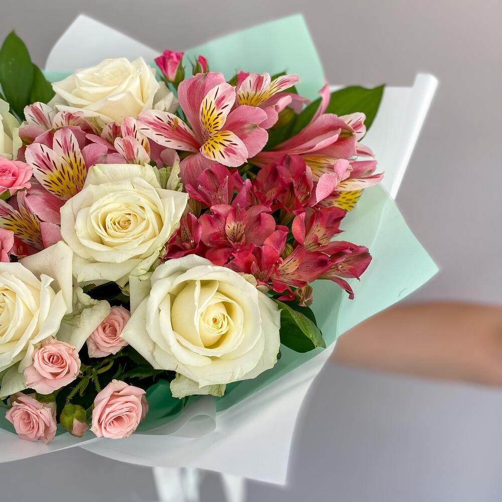 Букет «Николь» – изысканное сочетание роз, кустовых роз и альстромерий Багратионовск Калининградская область