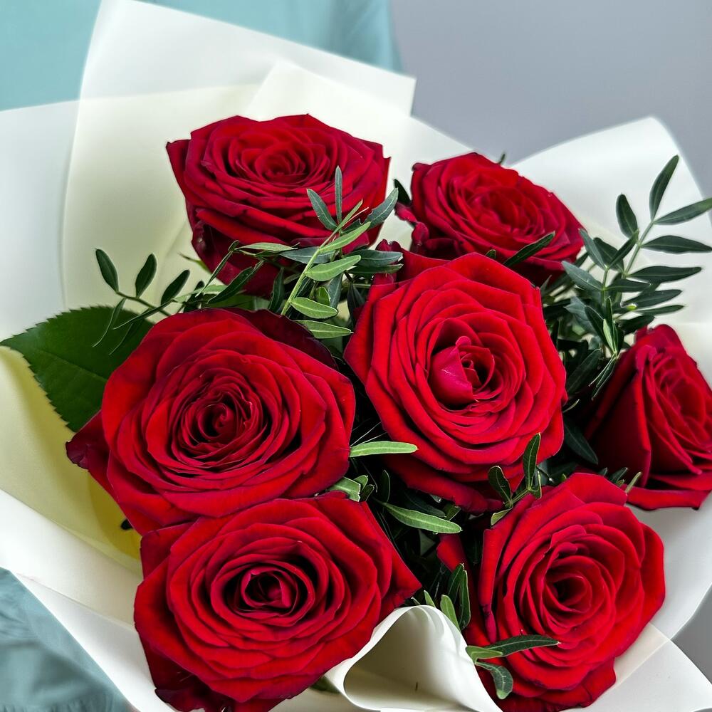 Букет «Гранатовый» из красных роз в роскошной упаковке Багратионовск Калининградская область